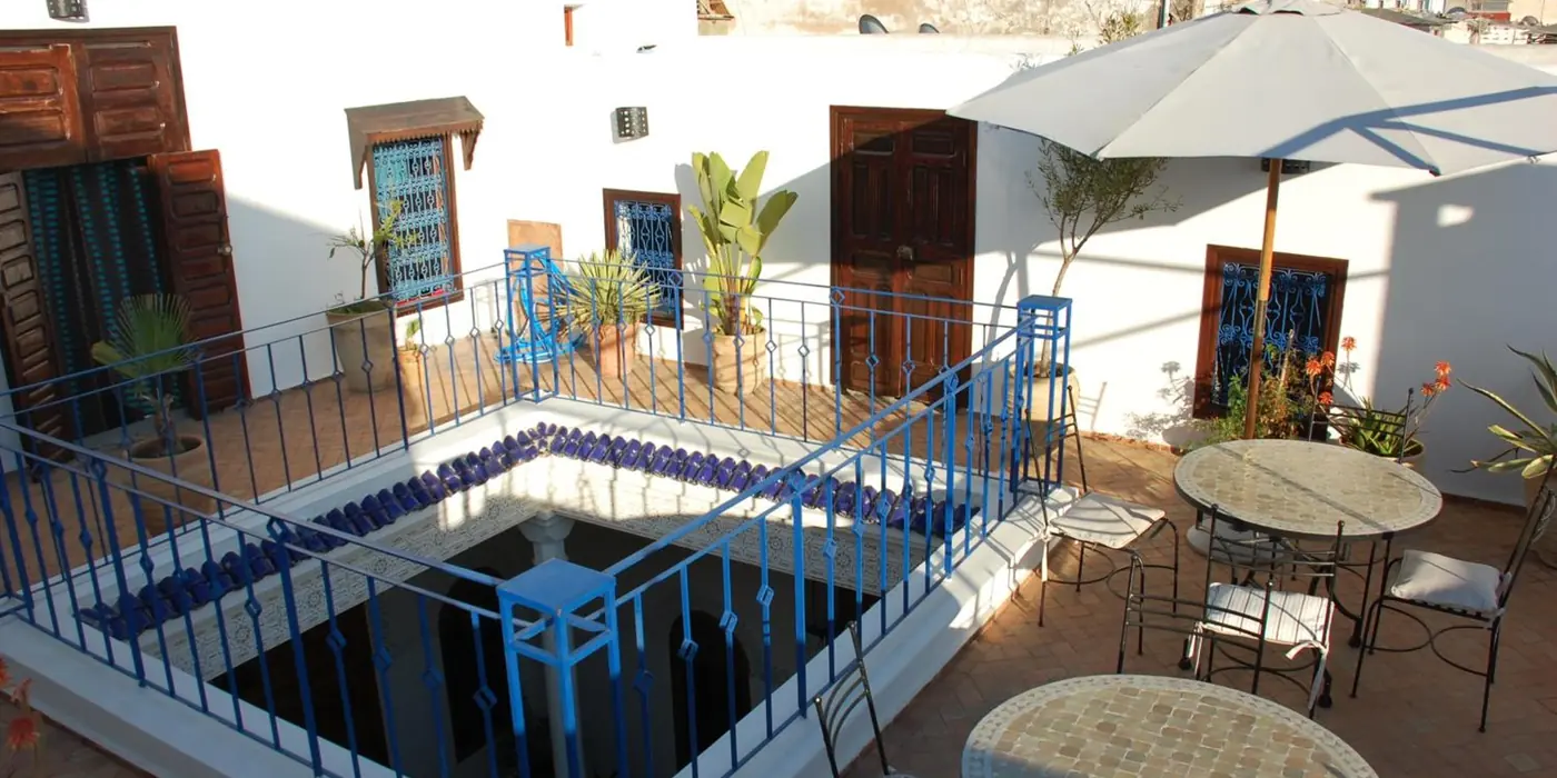 La terrasse, la rampe bleue et les toits de la médina
