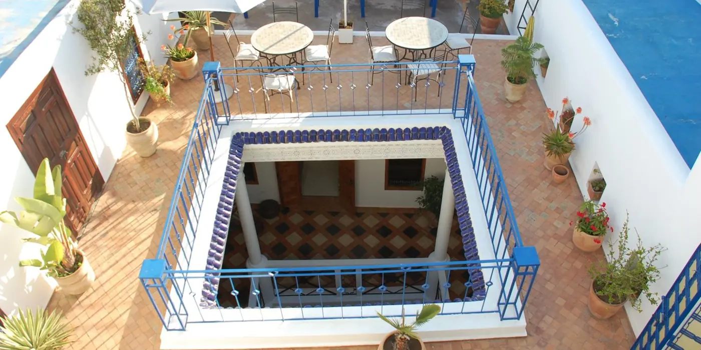 Le puits du patio vu de la terrasse, entouré de la rampe bleue
