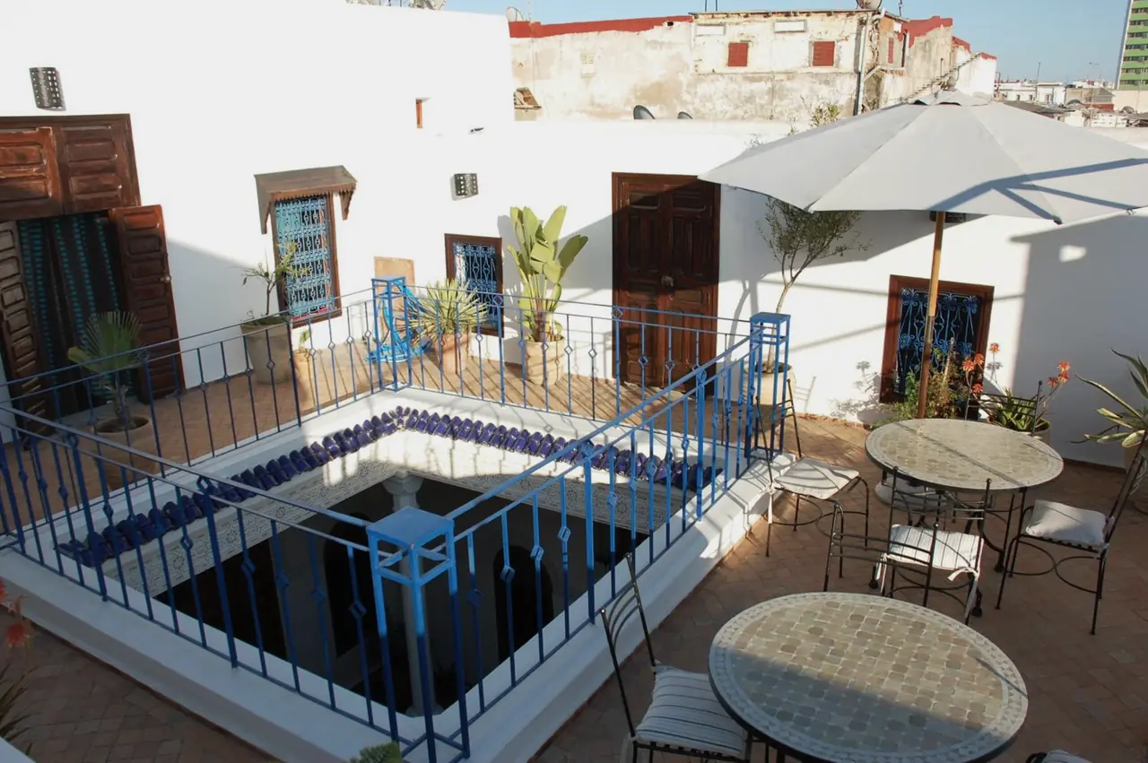 La terrasse, la rampe bleue et les toits de la médina