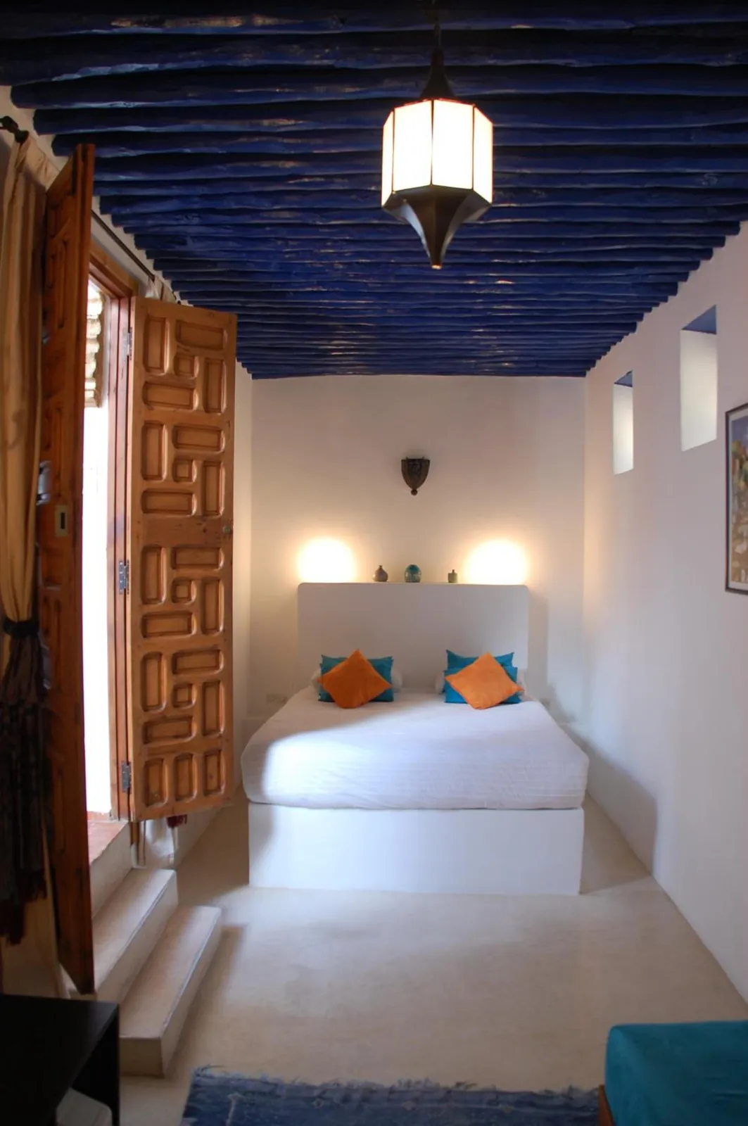 La chambre Zerka et son plafond bleu