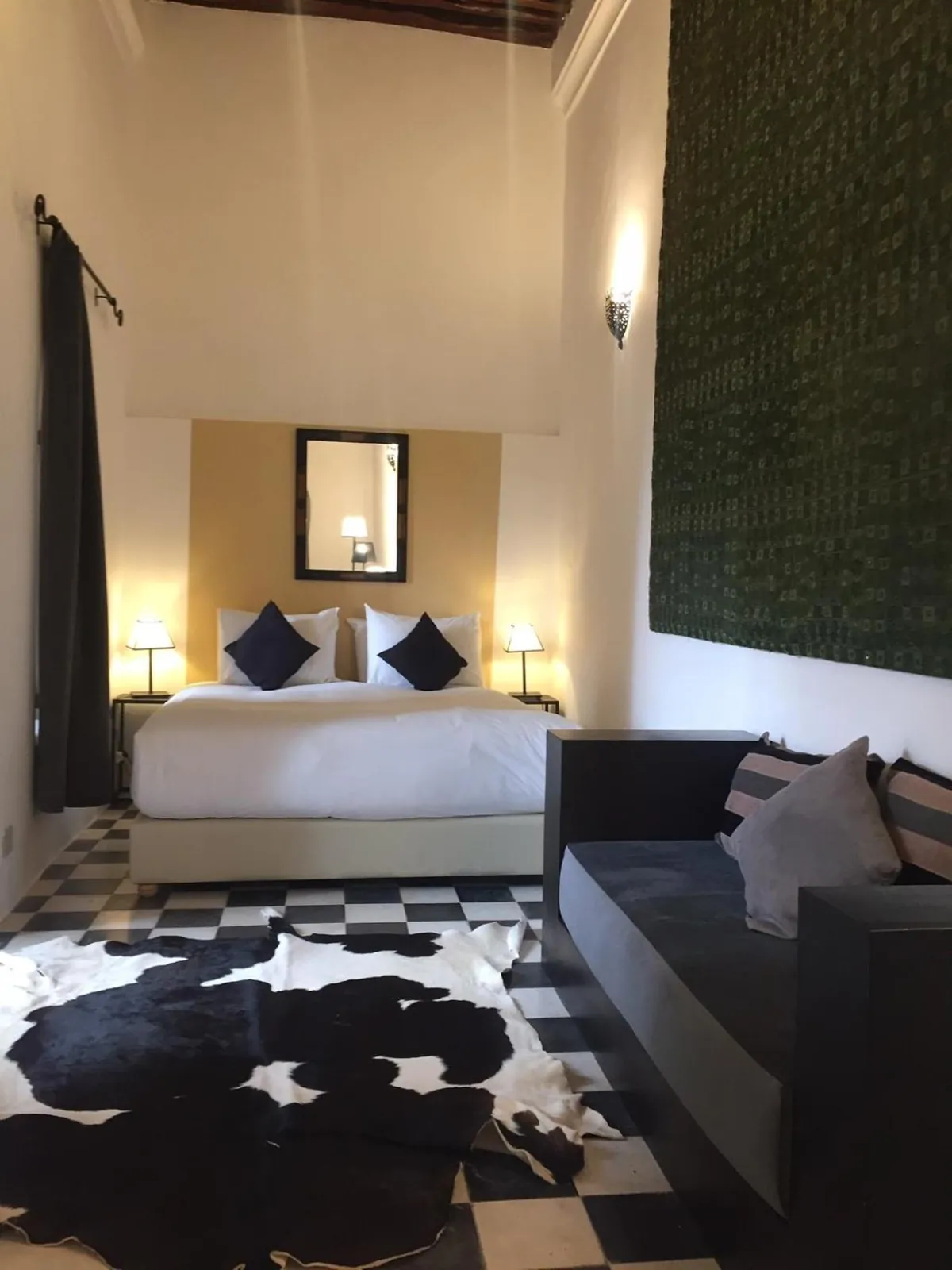 La chambre Soufa, le lit et la banquette