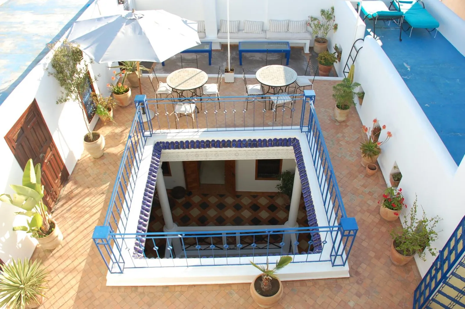 Le puits du patio vu de la terrasse, entouré de la rampe bleue