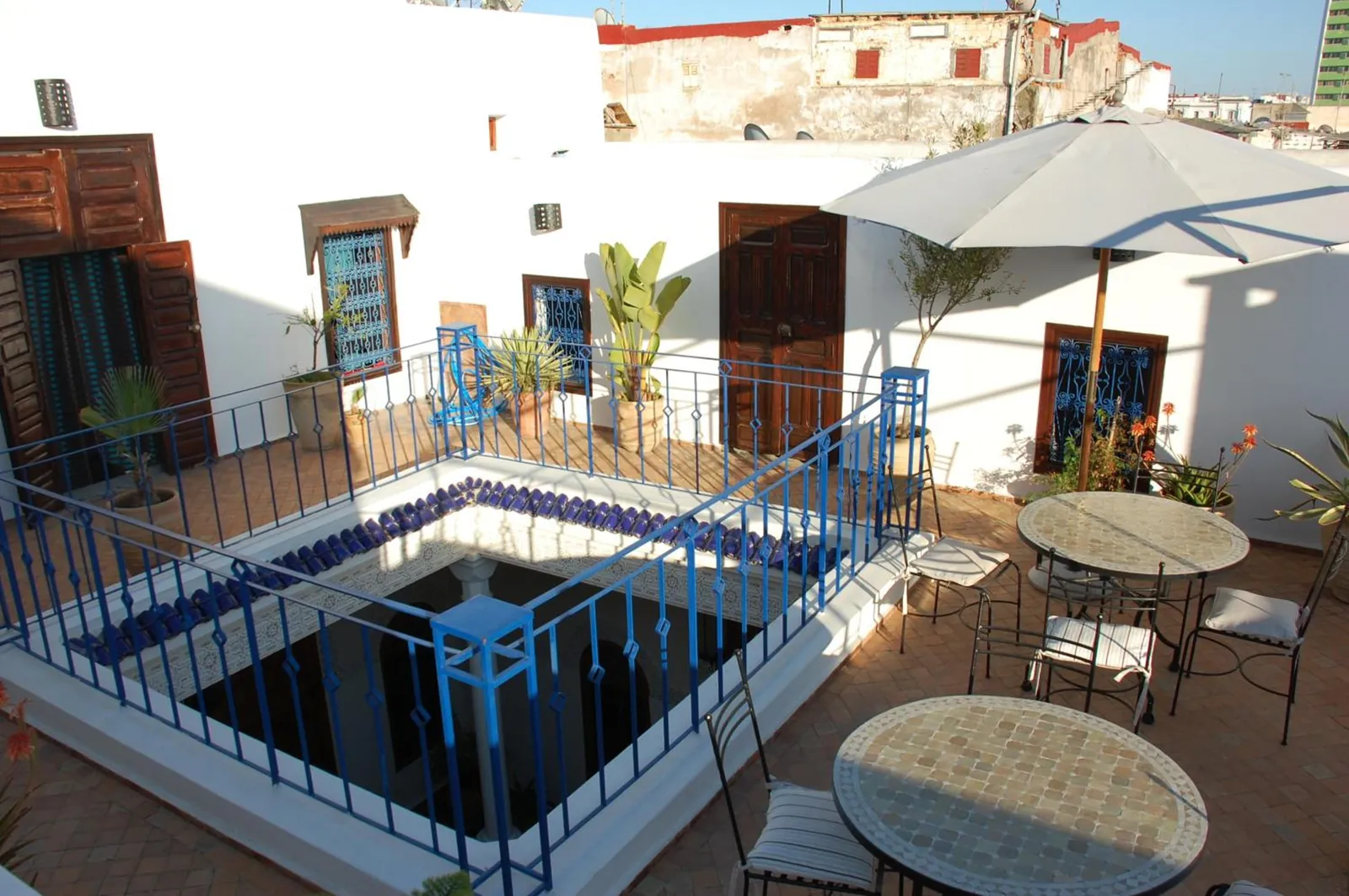 La terrasse, la rampe bleue et les toits de la médina