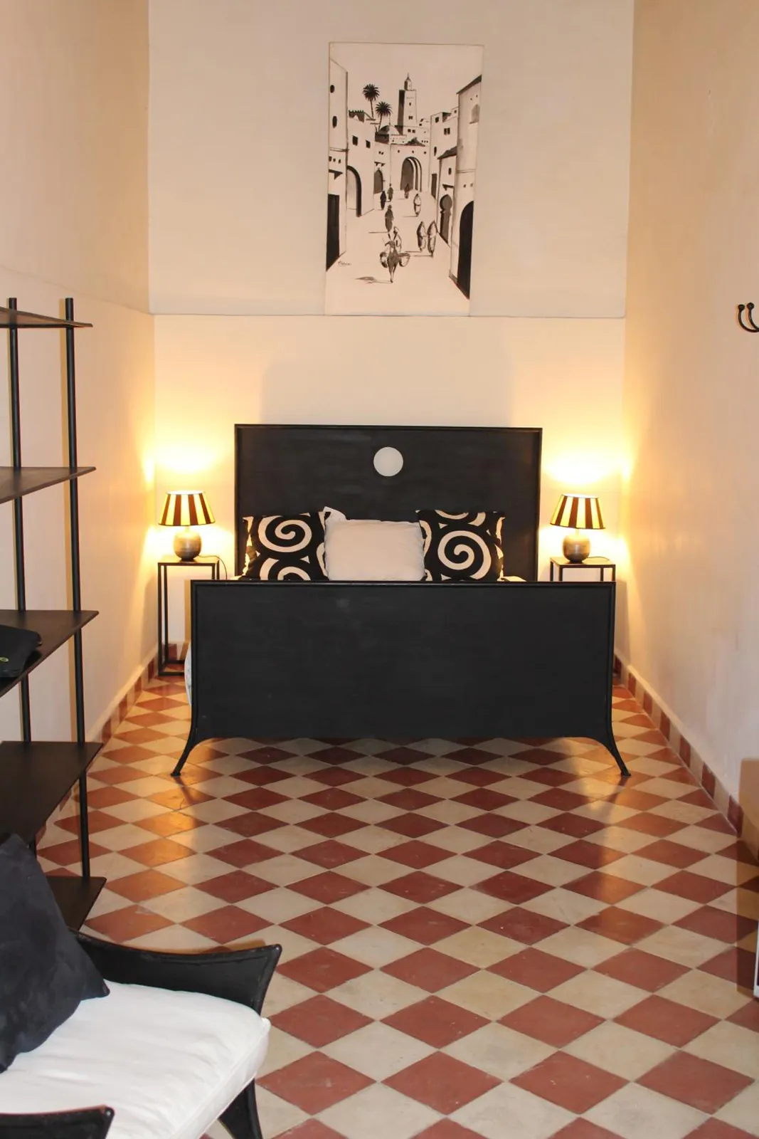 La chambre Patio, le lit et les carreaux de ciment
