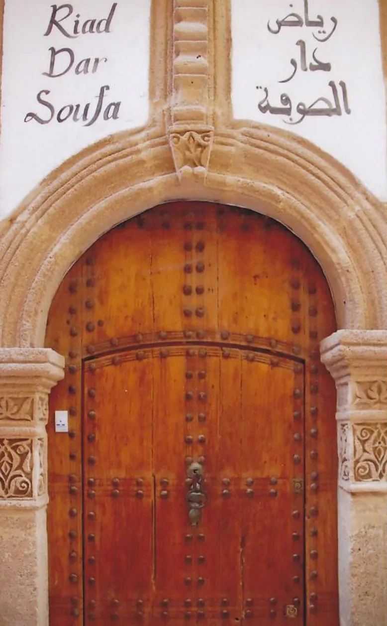 La porte du riad, son nom peint au-dessus en français et en arabe